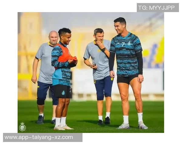 C罗身着西装出席白宫晚宴与美国防长亲密合影引发热议